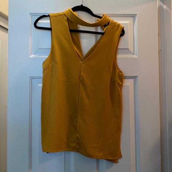 Lulu Blouse with neck line - Picture 1 of 1